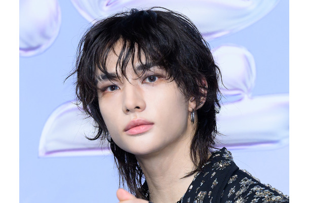 Stray Kids・ヒョンジン、“色気ダダ漏れ”のメガネ姿でファン魅了「2次元ビジュアル」【PHOTO】