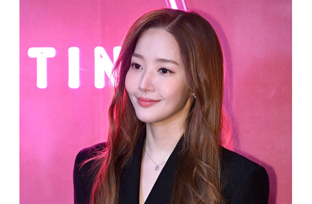 見えてる？女優パク・ミニョン、紐トップス着た妖艶な寝そべりSHOT「狂ってしまう」【PHOTO】