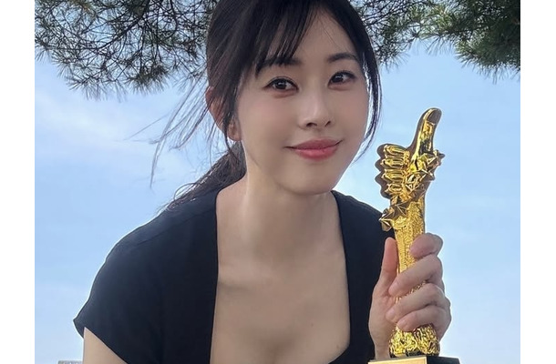 シースルードレスで婚約者と密着ハグ！“美しすぎる”韓国の弁護士タレント、ウェディングフォト公開