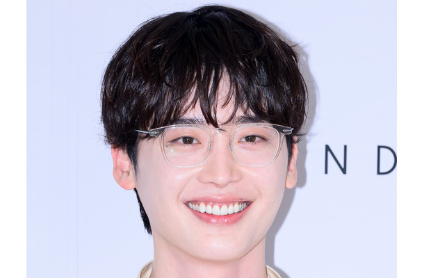 俳優イ・ジョンソク、主演ドラマ『瑞草洞＜ソチョドン＞』で共演女優と甘々な空気感…ポスター公開