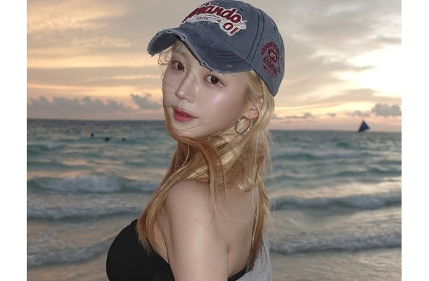 韓国の金髪チアガール、美スタイル際立つ“ピタT”ショットでファンの視線強奪「可愛すぎて涙が止まらない」【PHOTO】