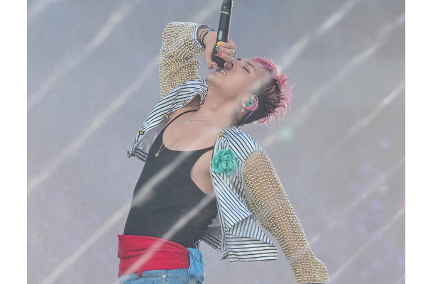 G-DRAGON、全身びしょ濡れでも圧巻の存在感！PSY夏フェスにサプライズ登場 『ピタカゲ』デュエットも【独占写真】