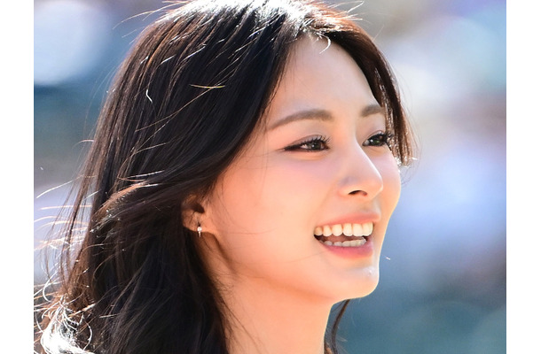TWICE・ツウィ、“伝説更新”の大胆イメチェン！ピンク髪×青目のへそチラSHOTでファンを撃ち抜く【PHOTO】