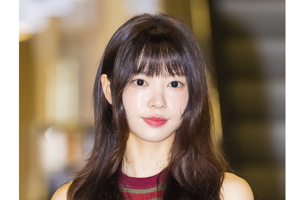 ILLIT・モカ、『晩餐歌』カバー動画が100万回再生突破！「とても素敵な曲をカバーできて光栄」