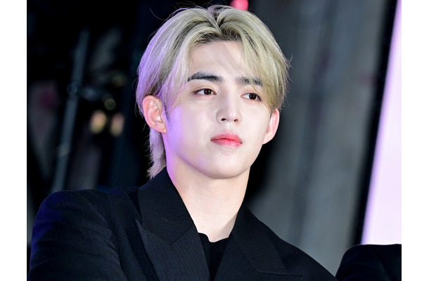 SEVENTEEN・エスクプス、“背中タトゥー”初公開でファン騒然…「狂わせにきてる」「かっこいい」と反響【PHOTO】