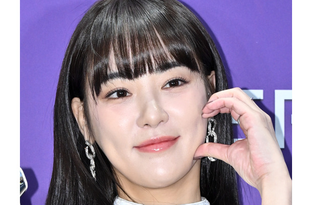 インナーはどこに？思い切った“素肌ジャケット”姿を堂々披露、韓国元アイドル女優の肉体が話題
