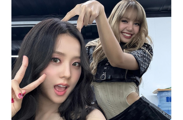 BLACKPINK・ジス、“短すぎる衣装”も似合う…約2年ぶりの完全体コンサートの裏側を公開【PHOTO】