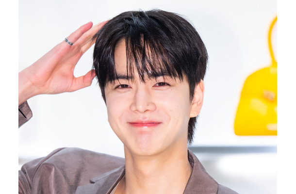 THE BOYZ・ヨンフン、“理想の彼”スタイルを披露！爽やか笑顔で洗練された魅力を放つ【PHOTO】