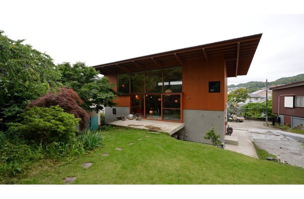葉山の小高い山の傾斜地に建てた家©MBS