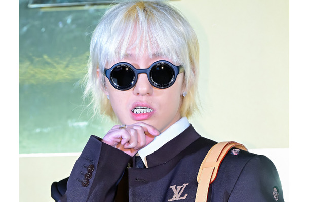 TWICEメンバーと真剣交際中の10歳年上の韓国歌手、かつての自己嫌悪を乗り越えた経験を語る「自分が好きだ」