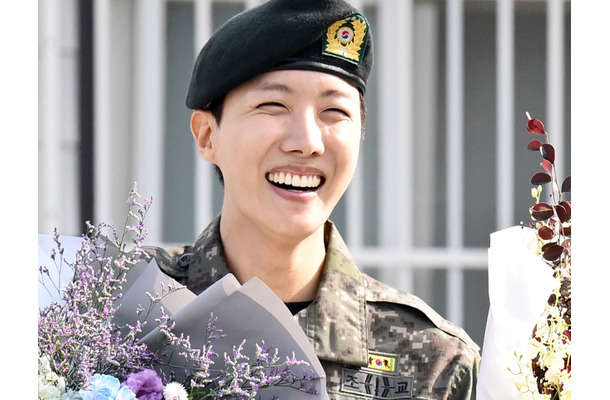 BTS・J-HOPEの美談が話題　兵役時代の「戦友」と笑顔で再会、除隊後1年ぶりに“古巣の部隊”訪問