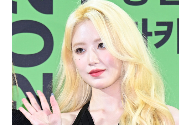 透けてインナーが…i-dle・シュファ、シースルードレスで“妖艶な魅力”を披露「美しすぎます」【PHOTO】