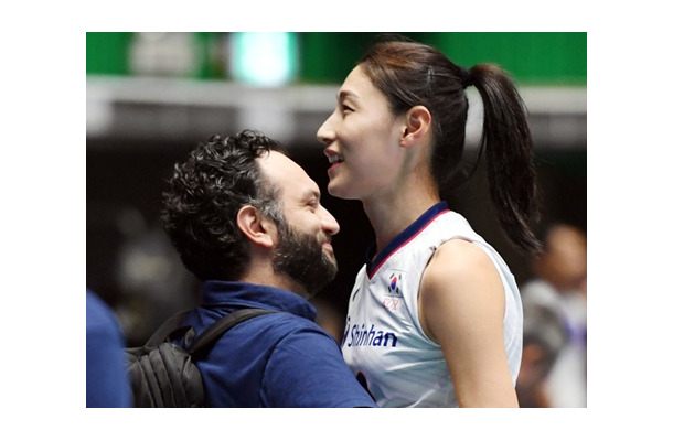 “バレー女帝”が日本に!? ポーランド代表監督とのアツい2ショット公開