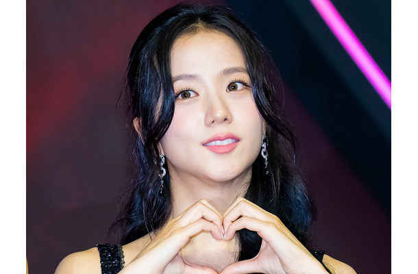 BLACKPINK・ジス、“ピチ”っとタイト衣装で圧巻スタイルあらわに…「ドキドキが止まらない」【PHOTO】