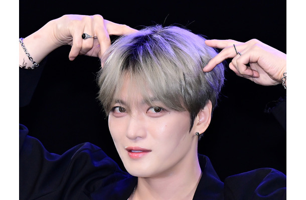 ジェジュン、パンダのぬいぐるみを抱く可愛らしさ溢れる姿が話題「抱っこが手馴れてる」【PHOTO】