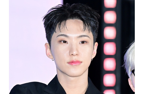 まるでアニメキャラ？SEVENTEEN・ホシ、“青髪イメチェン”に大反響「世界一」「最高」【PHOTO】