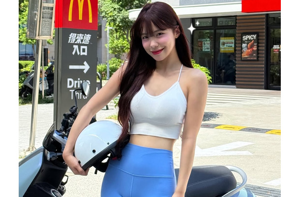 こんな薄着で大丈夫？韓国チアガール、大胆レギンスの“バイク女子”に変身「スタイルが素晴らしい」【PHOTO】