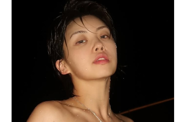 「これダンス？“性行為”じゃん」発言で炎上　ダンサーAIKI、衝撃的なスイムウェア姿を披露【PHOTO】