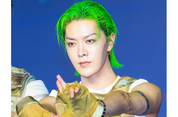 NCT・ユウタ、ワイルドな“緑髪ビジュ”でファンを魅了！「天才」「最強によい」と反響止まず【PHOTO】