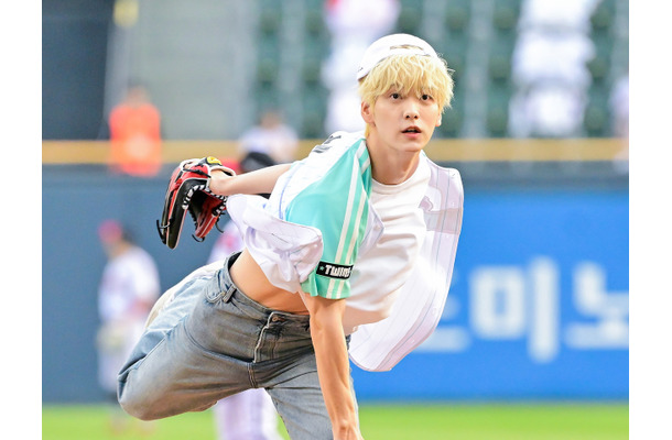 チラ見えの腹筋に目が行く…TXT・スビン、韓国プロ野球の始球式で豪快ピッチング披露！【PHOTO】