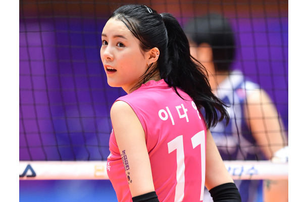 双子の姉は日本参戦で話題！韓国女子バレー“美人セッター”、くびれあらわな大胆私服SHOTに反響【PHOTO】