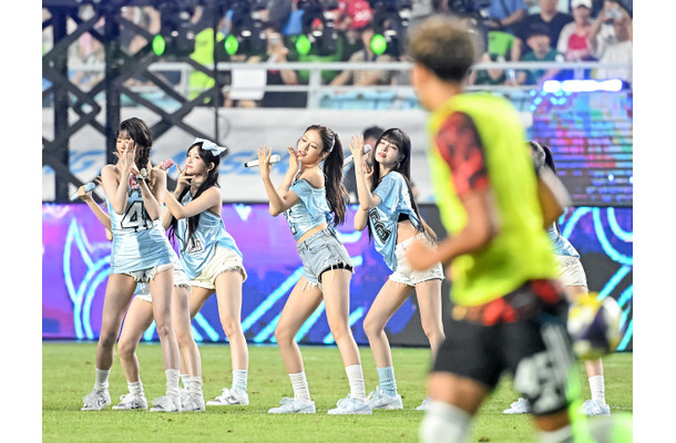 IVEのサッカー始球式での“露出衣装”、「自分たちが選んで着た」から問題ないのか　評価が真っ二つのワケ