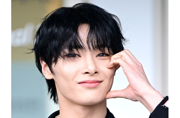 Stray Kids・I.N、黒髪✕陶器肌の成熟した魅力でファンを虜に「かっこよさについていけない」【PHOTO】