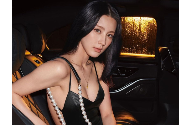 “ほぼ紐”ドレスで話題を集めたi-dle・ミヨン、圧巻スタイルのワンショルドレス姿に釘付け【PHOTO】