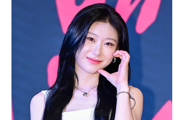 ITZY・チェリョン、ドキドキする距離感のベッド寝そべりSHOT「何回でも恋に落ちる」【PHOTO】