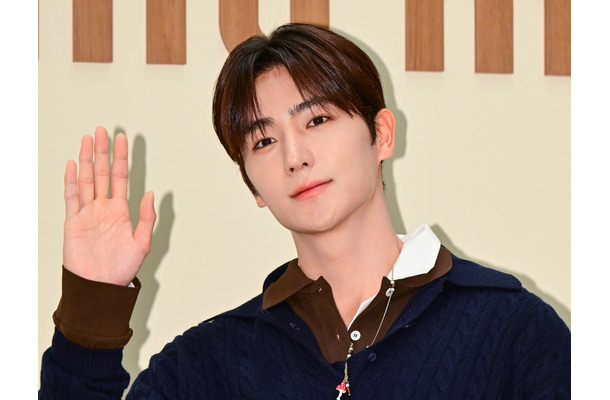 THE BOYZ・ヒョンジェが負傷、座って音楽番組出演へ　明日花キララとの報道でハンニョン脱退後、初カムバ