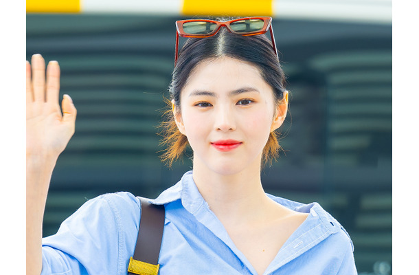 女優ハン・ソヒ、“超ミニ丈ホットパンツ”姿で脚線美を披露！トップスのボタンも外し視線釘付け【独自写真】