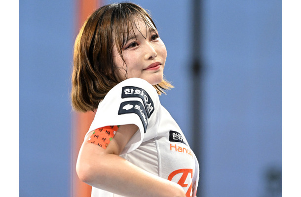 ほぼ丸見えの美脚に目が行く…韓国プロ野球の日本人チア、大胆ホットパンツ衣装でファンの視線強奪【PHOTO】