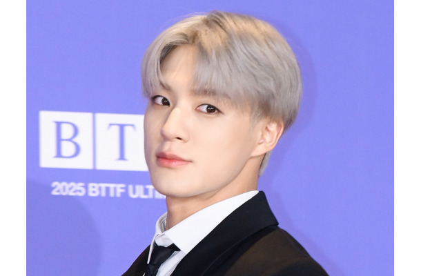 NCT DREAM・ジェノ、“スーツ×メガネ”の最強スタイルで大人の色気爆発！「心臓もたない」【PHOTO】
