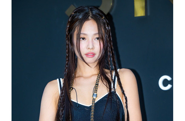 見えちゃいそう…BLACKPINK・ジェニー、スリップドレスで大胆ポーズ「歴代級」「すごすぎる」【PHOTO】