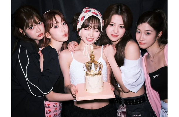 LE SSERAFIMの“愛されリーダー”チェウォンが25歳に！メンバーと祝う“お誕生日ショット”が話題に【PHOTO】