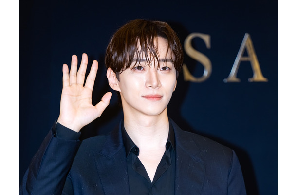 2PM・ジュノ、ウイスキー片手に大人の色気…余裕あふれる眼差しで魅了【PHOTO】