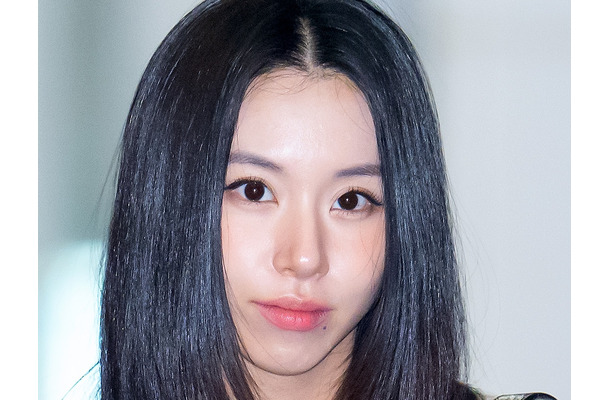 腕にはタトゥーがチラリ　TWICE・チェヨンが美貌際立つ“へそ出し”オフショット公開【PHOTO】