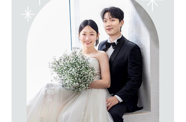 結婚式の招待状を公開!?HIGHLIGHTユン・ドゥジュン＆女優キム・スルギ、リアルすぎる“夫婦ショット”が話題