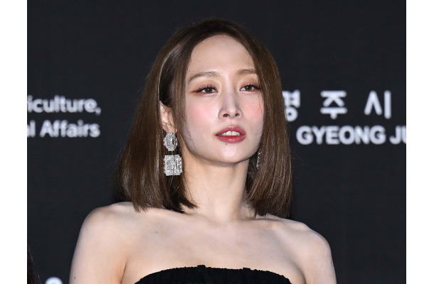 KARA・ニコル、胸元開いた衣装で際立つボリューム感！肩のタトゥーも堂々公開「美しすぎる」【PHOTO】