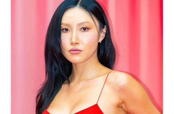 過激ダンスで“公然わいせつ”と告発されたファサが、ソロでの地位を築くのに協力した「オッパ」とは