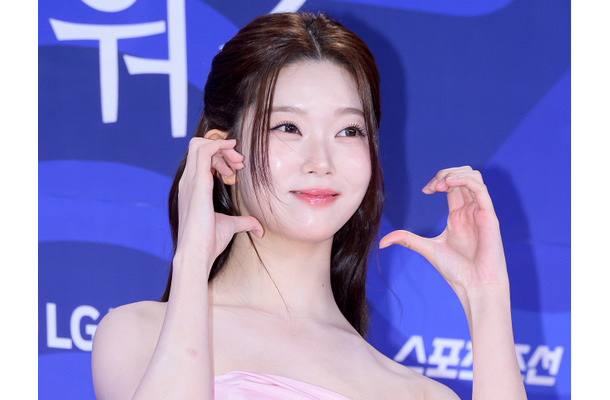 Billlieの日本人メンバー・ツキ、胸元が大胆に開いたトップスで妖艶な魅力披露【PHOTO】