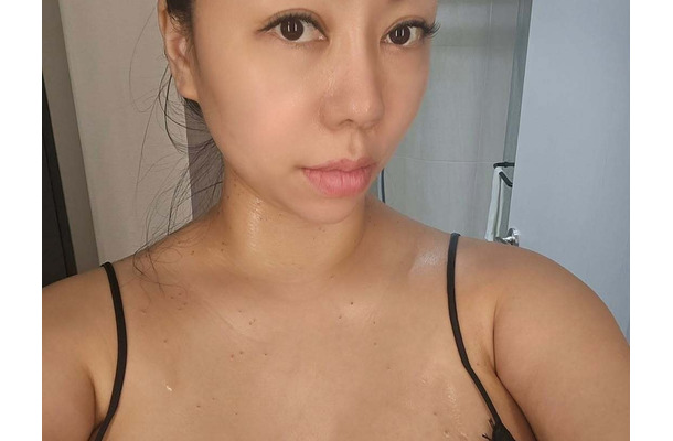 胸元大胆ドレスでタトゥー除去を報告、韓国恋リア出演女性が傷を披露　暴行・偽物出品騒動でも話題