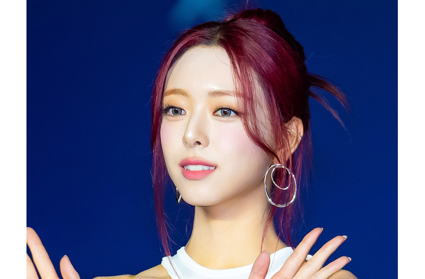 「骨格ONE PIECE」で話題に！ITZY・ユナ、くびれ際立つ“異次元スタイル”に視線釘付け【PHOTO】