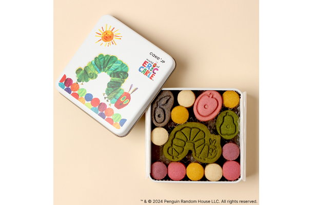 「はらぺこあおむし」クッキー缶　価格：3,301円（税込）© 2025 Penguin Random House LLC. ERIC CARLE, THE VERY HUNGRY CATERPILLAR, THE WORLD OF ERIC CARLE logo, the Caterpillar logo and relateddesigns, logos, and names are trademarks and/or registered trademarks of Penguin Random House LLC. All rights reserved. “The Very HungryCaterpillar” is published by nguin Random House LLC.