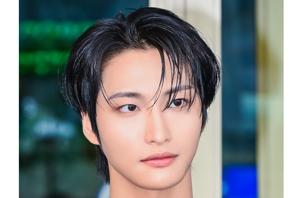 「皆生きてる？」ATEEZ・ソンファ、筋骨隆々な上半身が話題！夕陽に当たる美しい姿【PHOTO】