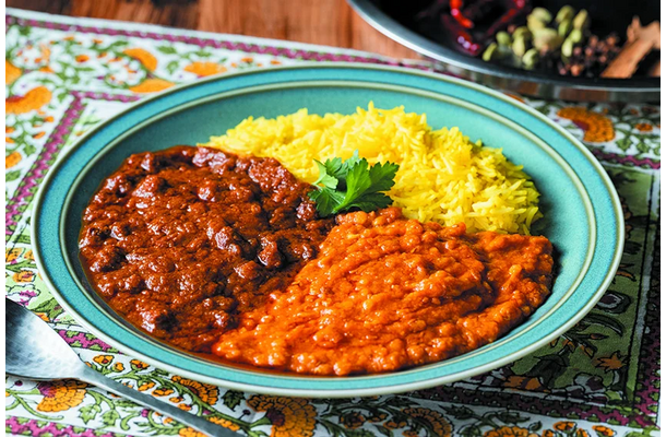 レンズ豆のコクとほどよいトマトの酸味の「トマトレンズダル」＆茶ひよこ豆と玉ねぎの旨味と辛味が調和した「茶ひよこ豆マサラ」が一度に楽しめる贅沢なあいがけカレー。販売価格972円（税込）