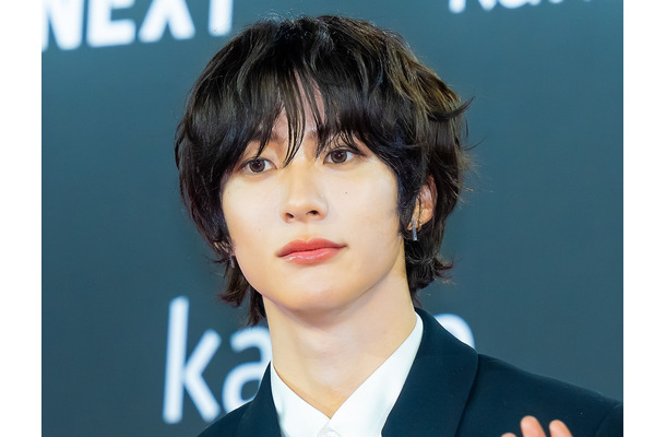 「顔が天才」RIIZE・アントン、大人の魅力全開の“彼氏風”SHOTでファンを虜に！【PHOTO】