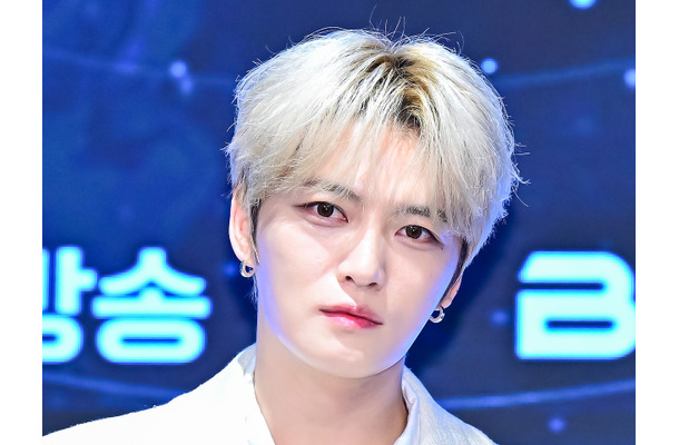 ジェジュン、宮殿のような母校に似合う輝かしい美貌でファンを虜に「母校の英雄」「若返ってる？」【PHOTO】
