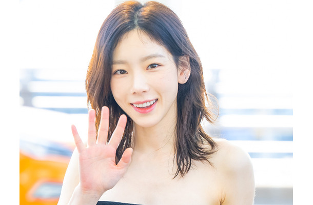 少女時代・テヨン、広告撮影で大胆露出…ぜい肉のない“美くびれ”披露【PHOTO】