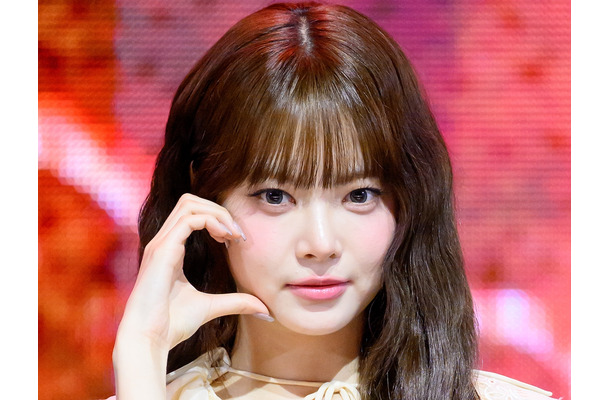 メイド風？LE SSERAFIM・ウンチェ、キュートなミニスカ姿にファン悶絶「可愛すぎるだろ」【PHOTO】